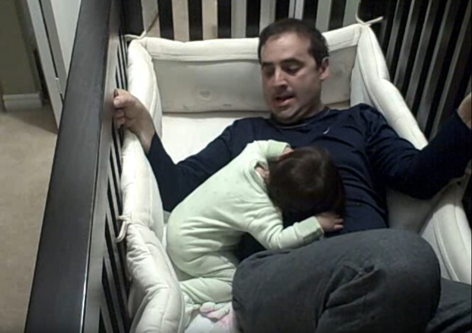 Отцы и спящие дочери видео. Усыпил мать. Папа укладывает дочку спать. Папа причесывает дочь. Папа усыпляет дочь фото.
