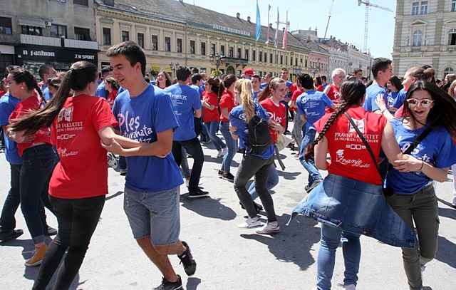 MaturantskiKadril-BLU_005.jpg Thumbnail
