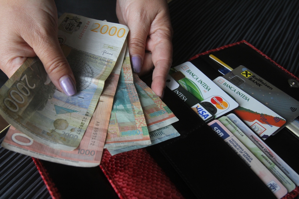 Oko 70 odsto korisnika platnih kartica u Srbiji kupuje onlajn