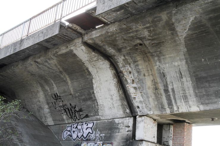 Oštećenja na Sentandrrejskom mostu preko kanala DTD Foto: Dnevnik.rs/R. Hadžić Thumbnail