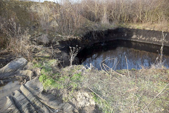 Tragovi pokazuju da se tečni otpad izlivao preko ivica divljeg bazena