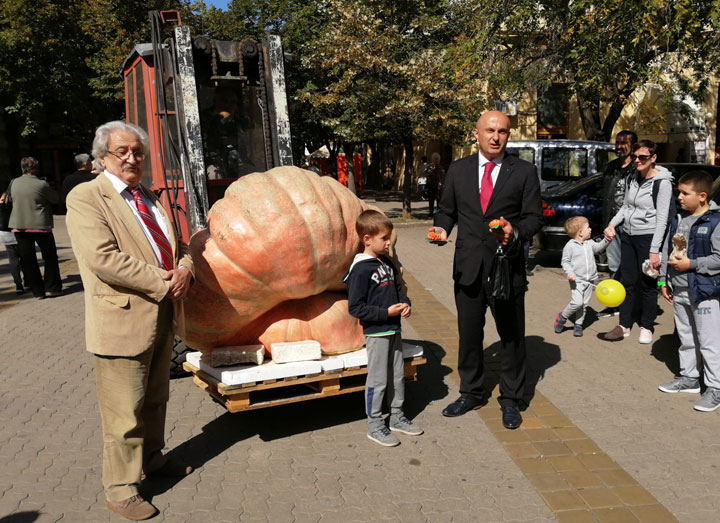 Pero Zubac presreo najtežu bundevu od 639 kilograma/M. Mitrović