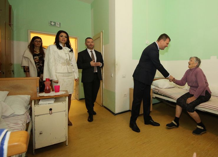 Predsednik Pokrajinske vlade Igor Mirović posetio dve ustanove socijalne zaštite u Futogu i Veterniku Foto: Tanjug/J.Pap Thumbnail