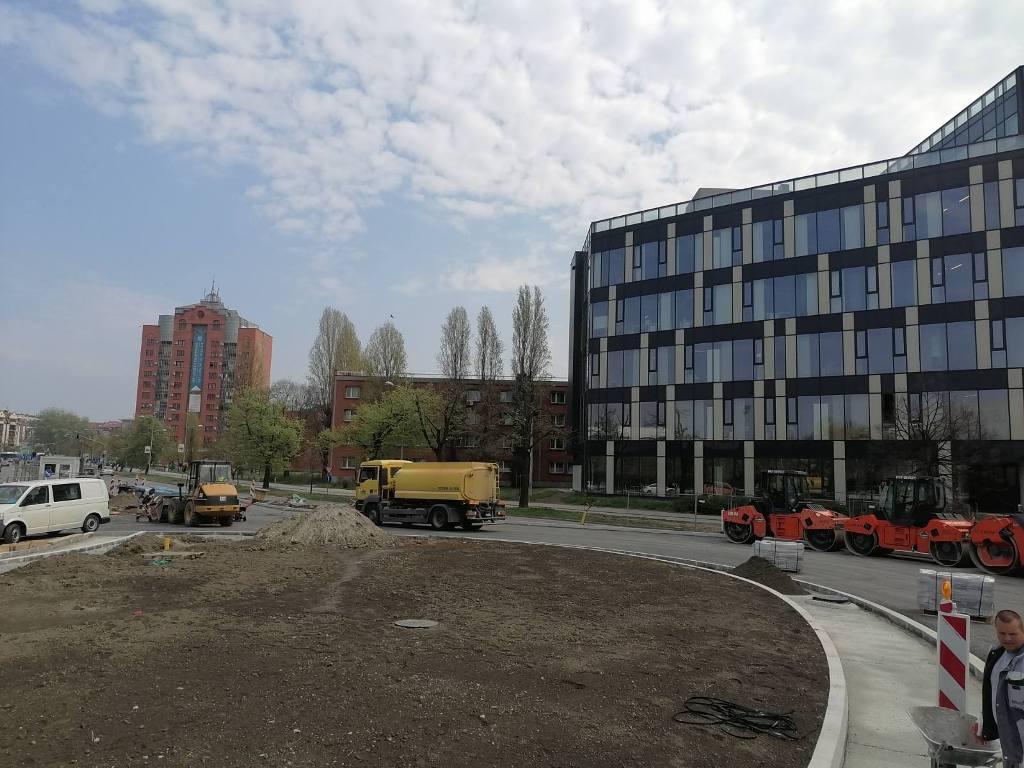 У току асфалтирање кружне раскрснице, бициклистичка стаза ускоро ...