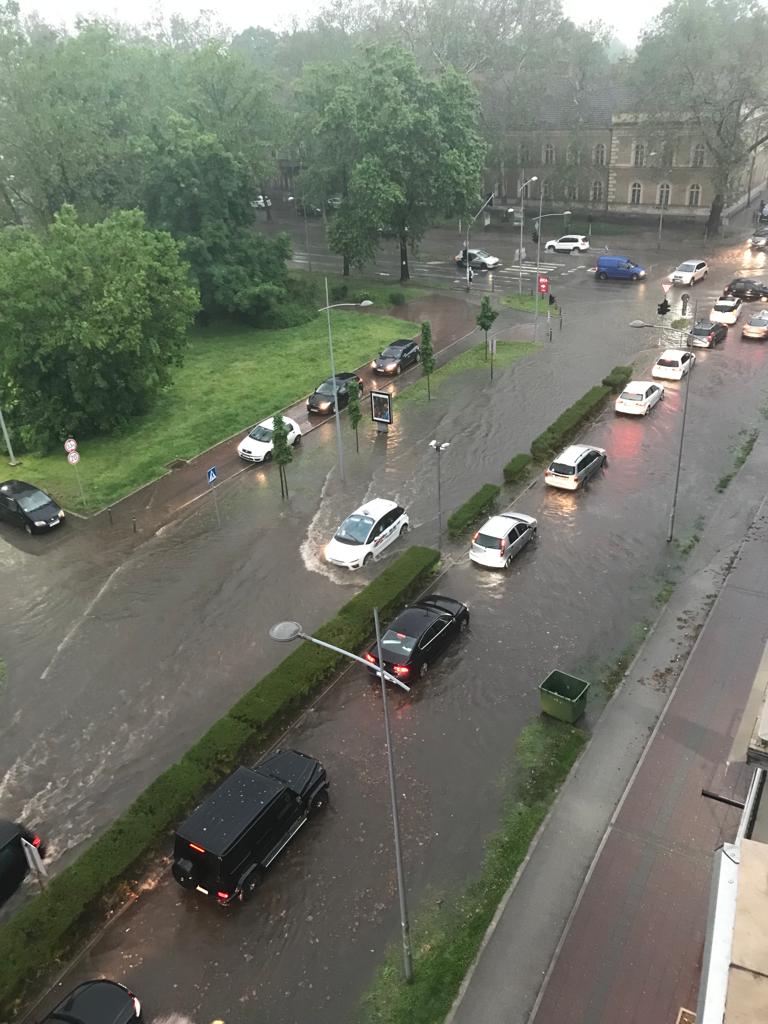 Киша, град и грмљавина у Новом Саду, поједине улице поплављене | Dnevnik