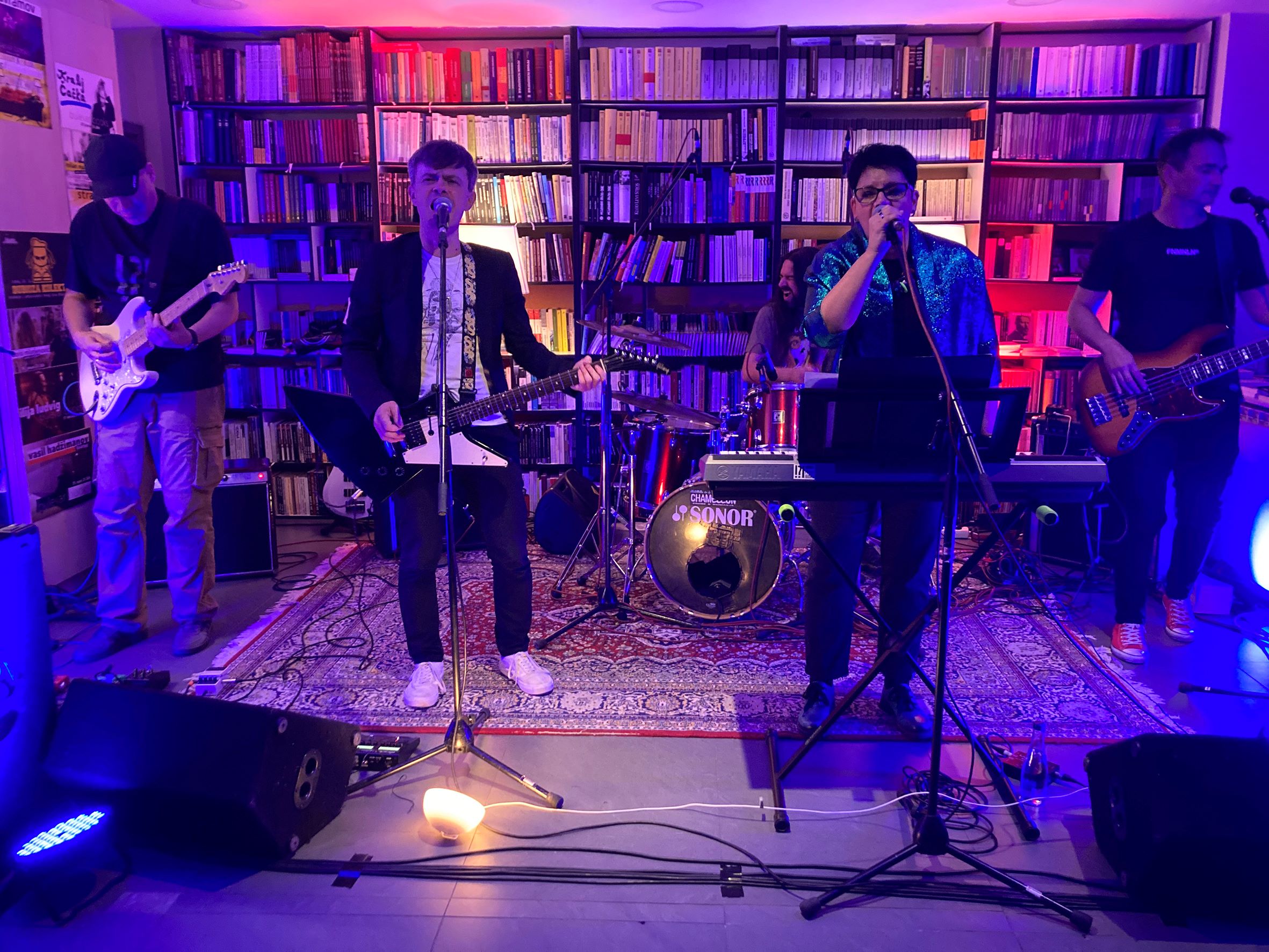 НЕШТО НОВО ПОД НЕОНОМ: (Не)очекивана андерграунд атракција - Морам ...