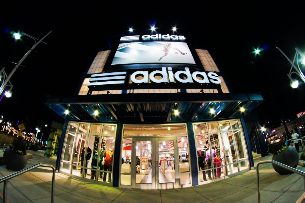 Tri linije krivudale prošle godine Nemačka kompanija Adidas prijavila godišnji gubitak prvi put od 1992.