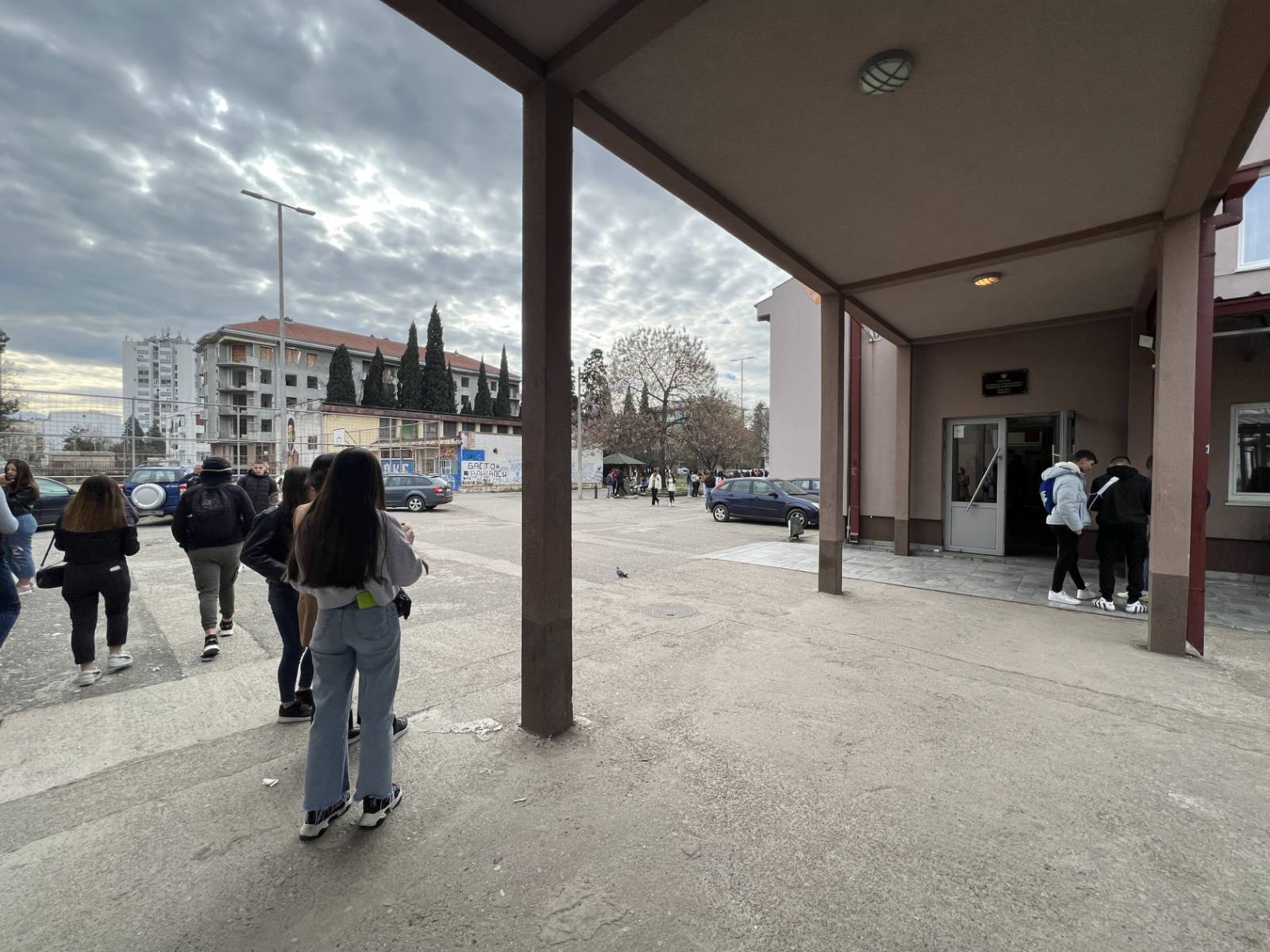 ПОЛИЦИЈА ДЕЖУРА УЧЕНИЦИ ИЗ ДРУГОГ БЛОКА У ДВОРИШТУ Ово су слике испред ...