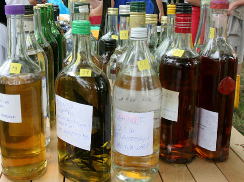 Dve trećine rakije u Srbji proda se i popije ilegalno