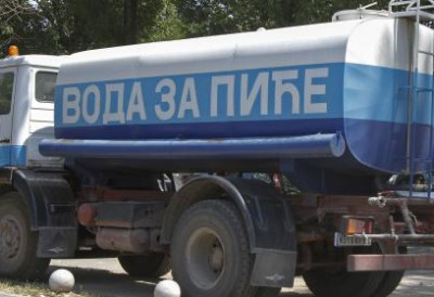 ПАКЛЕНЕ ВРУЋИНЕ И ПРАЗНЕ СЛАВИНЕ Чачани и даље опседају цистерне, заменик градоначелника открио када ће тачно стићи ИСПРАВНА ВОДА