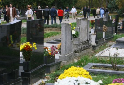 ЛЕТЊЕ ЗАДУШНИЦЕ СУ У СУБОТУ Црква упутила апел ОВО НИКАКО НЕ НОСИТЕ НА ГРОБЉЕ