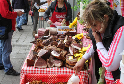 ЦЕНЕ СУХОМЕСНАТИХ ПРОИЗВОДА ДИГЛЕ ПРАШИНУ НА МРЕЖАМА Свега има, али по МАСНОЈ ЦЕНИ, ЕВО КОЛИКО ШТА КОШТА