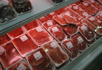 ДА ЛИ ЈЕ МЕСО ПРЕД НОВУ ГОДИНУ И БОЖИЋ ПОНОВО ПОСКУПЕЛО? Килограм кулена 2.700, пљескавице и ћевапи 1.200, телећи котлети 2.150 динара! ЧВАРЦИ СВАКИ ДАН СКУПЉИ