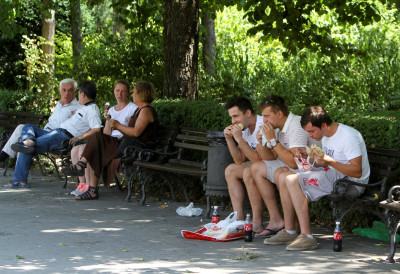 У СРЕДУ СПАРНО, „КУВАЋЕМО“ СЕ НА ПРЕКО 30 СТЕПЕНИ, а онда ШОК Огласио се РХМЗ: Од четвртка ЗАХЛАЂЕЊЕ Температура ће до краја недеље озбиљно да се „стрмоглави“