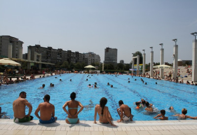 NOĆNO KUPANjE PONOVO NA SPENSU! Bazen otvoren do 23 časa, poznata i CENA ulaznice
