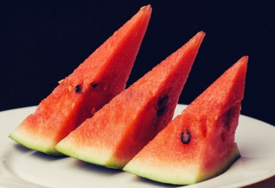 (ФОТО) Спасиоци стигли тек после пола сата! НАОЧИГЛЕД СУПРУГЕ МУШКАРАЦ СЕ УГУШИО ЛУБЕНИЦОМ Забава у једном хотелу прерасла у НЕЗАПАМЋЕНУ ТРАГЕДИЈУ