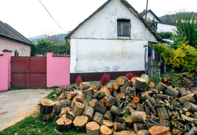 (ВИДЕО) Како нама није пало на памет?! МОМКУ КЛИКНУЛО КАКО ДА БЕЗ ПО МУКЕ УТОВАРИ ДРВА ЗА ОГРЕВ!