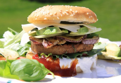 ПОЈЕО ХАМБУРГЕР ЗА ВЕЧЕРУ па неколико сати касније ПАО МРТАВ У питању је РЕДАК ОБЛИК АЛЕРГИЈЕ за који ЛЕКА НЕМА