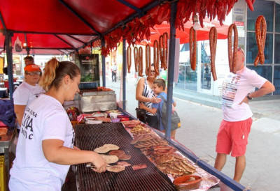 „Као да им Свети Сава штити панкреас“ РУС ШОКИРАН СРПСКОМ ТРПЕЗОМ: На столу све пуно масти, ДРАГИ СРБИ КАКО ТО РАДИТЕ?