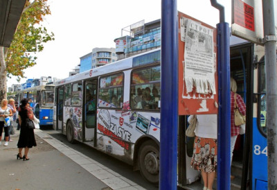 ДОЛИЈАО МАНИЈАК (42) ИЗ ГРАДСКОГ ПРЕВОЗA Усред дана МАЛТРЕТИРАО И ПИПАО ДЕВОЈКЕ Био је прилично АГРЕСИВАН