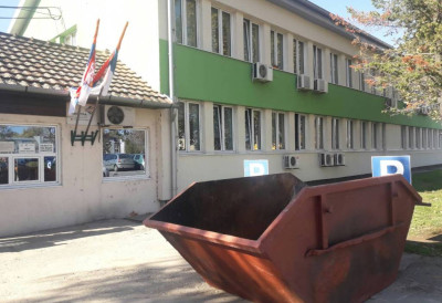 КОНТЕЈНЕРИ ЗА КРУПНИ ОТПАД У ФУТОГУ И БЕГЕЧУ Шанса за уклањање кабастих ствари