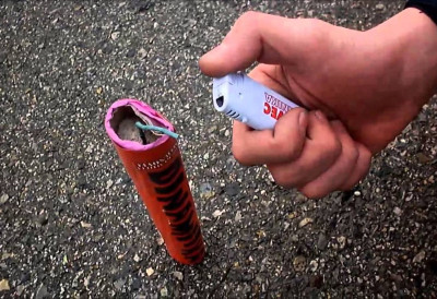 МАЛОЛЕТНИЦИМА СТРОГО ЗАБРАЊЕНЕ Петарде су регулисане законом, од куповине до употребе ОВДЕ НИПОШТО НЕ СМЕТЕ КОРИСТИТИ ПИРОТЕХНИКУ