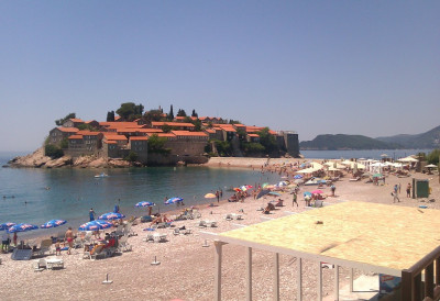 ОД МАЈА ДО АВГУСТА РАЗЛИКА И ДО 40 ЕВРА Ево када је најисплативије летовати у Црној Гори