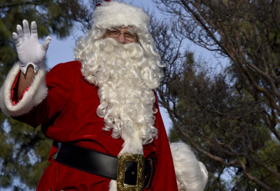 (ВИДЕО) "Хо-хо, стани мало!“ ДЕДА МРАЗ ДАО ГАС ДА ПОКЛОНИ НЕ ЗАКАСНЕ Полиција утврдила да је кренуо на пут БЕЗ ДОЗВОЛЕ! Снимак божићног „инцидента“ насмејао планету