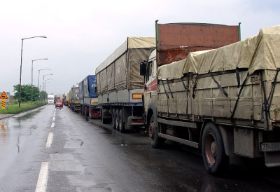 ЗАСТОЈИ НА ГРАНИЦИ Возила стоје сатима, поједини прелази под потпуним оптерећењем