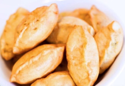 Класика „зачињена“ малим триком РЕЦЕПТ ЗА РУСКЕ ПИРОШКЕ КОЈЕ УСПЕВАЈУ СВАКОМЕ Загризите ово ваздушасто пециво и вратите се у безбрижно детињство!