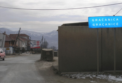 СКАНДАЛ У ГРАЧАНИЦИ Породици Перић Албанац забранио да врате спомен плочу, ТВРДИО ДА ЈЕ ИЗ ОВК
