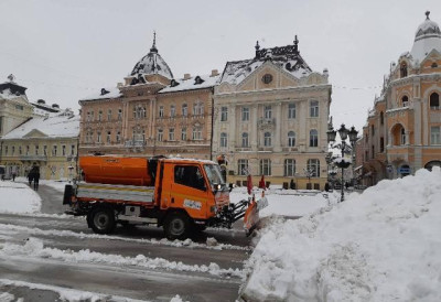 „ЧИСТОЋА” ПАЗАРИ МУЛТИФУНКЦИОНАЛНО КОМУНАЛНО ВОЗИЛО Машина чисти снег и риба плочник