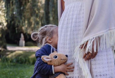 ПОСЕБНЕ ПЕНЗИЈЕ ЗА МАМЕ Држава ће коначно препознати допринос и труд српских мајки ИЗМЕНЕ ЗАКОНА ПРЕДВИЂАЈУ ДВЕ ГОДИНЕ ДОДАТНОГ СТАЖА ЗА МАЈЧИНСТВО