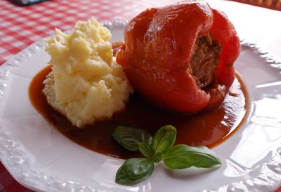 ПУЊЕНЕ ПАПРИКЕ КОЈЕ ВРАЋАЈУ МИРИС ДОМА Стари рецепт који и даље побеђује на трпези