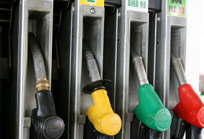 РЕЗЕРВОАР БЕНЗИНА У КОМШИЛУКУ ЧАК 15 ЕВРА ЈЕФТИНИЈИ! Србија међу најскупљима у региону ДИЗЕЛ СКУПЉИ САМО У АЛБАНИЈИ