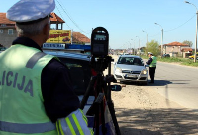 (ФОТО) САМО ШТО СУ ПОСТАВЉЕНИ Поједини нови радари већ “окићени“ кесама како не би снимали прекршаје КОМЕНТАРИ НА ДРУШТВЕНИМ МРЕЖАМА ИМ ПРЕДВИЂАЈУ КРАТАК ЖИВОТНИ ВЕК