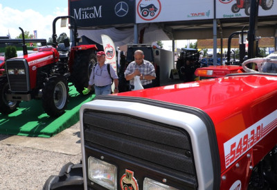 САДРЖАЈ РАСУТ ПО ПУТУ Преврнула се тракторска приколица на путу Жабаљ – Чуруг (ФОТО)