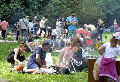 ДА ЛИ ЈЕ И ПРВОМАЈСКИ РОШТИЉ НА УДАРУ ЛОШЕГ ВРЕМЕНА Метеоролог Ристић открива чему да се надамо за 1. мај ПОМИЊЕ СЕ И СНЕГ