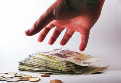 ИСТРАЖИВАЊЕ ЗА НЕСВЕСТ! У Црној Гори сваки 10 грађанин у последњих 12 месеци давао мито!