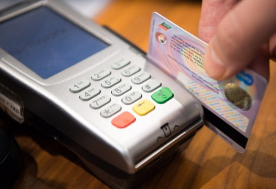 КЕШ ИЛИ КАРТИЦА? Срби масовно прелазе на безготовинска плаћања – НБС открила најновије бројке