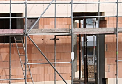 БОРЕ МУ СЕ ЗА ЖИВОТ Радник тешко повређен на градилишту! ХОРОР НА НОВОМ БЕОГРАДУ