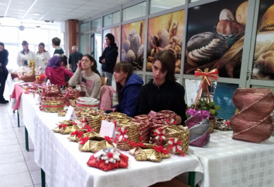 ХУМАНИТАРНИ БАЗАР "ДЕЦА ДЕЦИ" Ученици ТШ „Павле Савић“ прикупљају новац за пакетиће