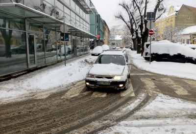 Возачи, није нимало безазлено! ИМА НЕШТО ГОРЕ ОД СНЕГА И ЛЕДА Бљузгавица је НАЈОПАСНИЈА је за вожњу, а када крене све да се топи ОВО је најважније