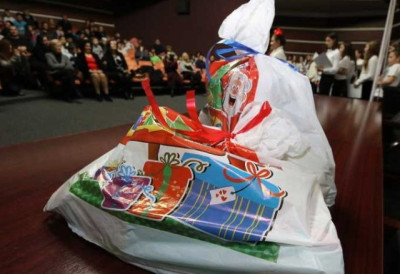 (ВИДЕО) „Боље да је украо цео ауто, МАЊА СРАМОТА БИ БИЛА“ Мушкарац у Земуну украо НОВОГОДИШЊЕ ПАКЕТИЋЕ из незакључаних кола! Камере све снимиле, људи у НЕВЕРИЦИ шта је урадио