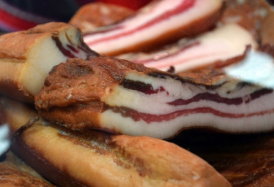 ЗАБРАЊУЈУ СЕ НАЗИВИ СЛАНИНА И ОДРЕЗАК! Строжа правила за храну стижу из ЕУ, а једна промена могла би да ПОГУРА ЦЕНЕ НАГОРЕ у Србији