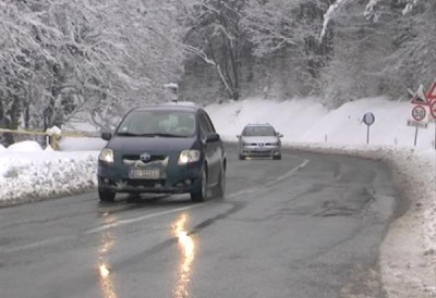 ЗИМСКА СЛУЖБА АПЕЛУЈЕ НА ОПРЕЗ Пазите како возите, скините ногу са гаса НА ПОЈЕДНИМ ПУТНИМ ПРАВЦИМА СНЕГ ДО 5 cm