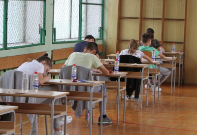 ВАЖНА ВЕСТ ЗА ШКОЛАРЦЕ Почела исплата ученичких стипендија и кредита ЕВО КОЛИКИ ЈЕ ИЗНОС