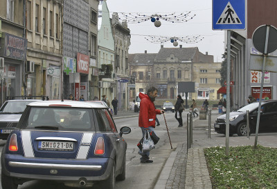 (ФОТО) Сећање на најпознатијег просјака ЈУСА ДОБИЈА СПОМЕНИК У СРЕМСКОЈ МИТРОВИЦИ: Човек који је ширио осмех, топлу реч и дух солидарности