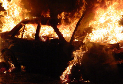 ЈАВНОЈ ТУЖИТЕЉКИ ЗАПАЉЕН АУТО ИСПРЕД ЗГРАДЕ У СУБОТИЦИ! Tрага се за починиоцима