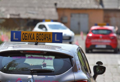 ВОЗАЧКА ДОЗВОЛА ДАНАС КОШТА (ПРЕ)ВИШЕ Велики проблем за полазнике ауто-школа представља додатно чекање на полагање испита ИНСТРУКТОРКА ВОЖЊЕ ОКТРИВА О ЧЕМУ СЕ РАДИ